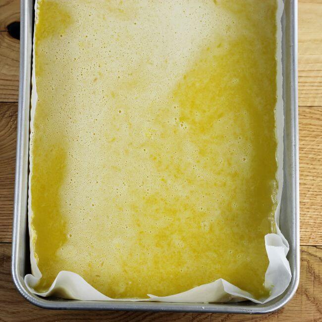 The filling is poured in the baking pan.