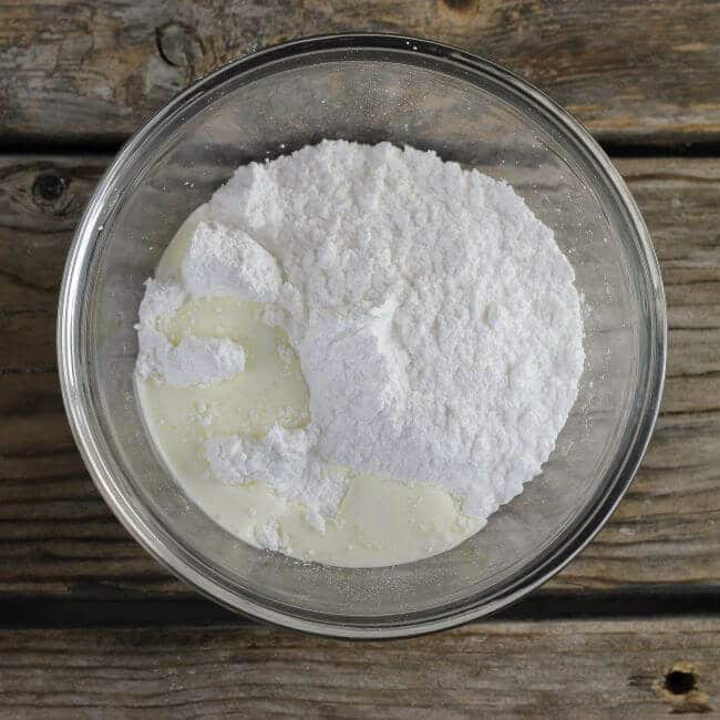 Powder sugar with cream in a bowl.