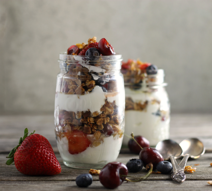 Granola and Greek Yogurt Breakfast Parfait