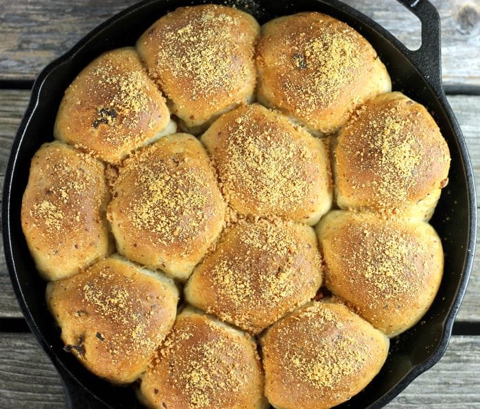 Pepperoni pull apart bread, pepperoni, Parmesan cheese, Italian seasoning, garlic powder all rolled up in these soft pull apart buns, dip them in marinara sauce or eat them plain.