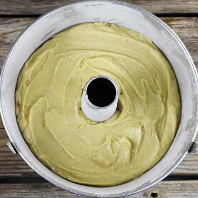 Spread the batter into the cake pan.