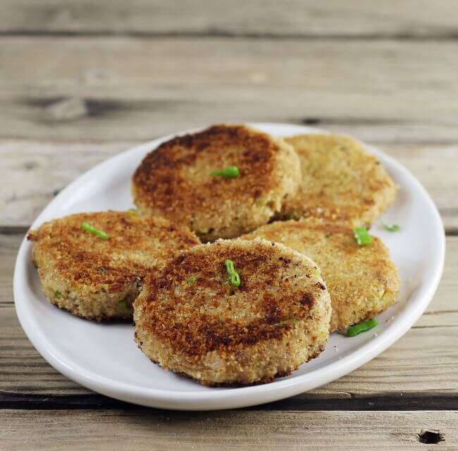 A side view of a platter of tuna cakes.