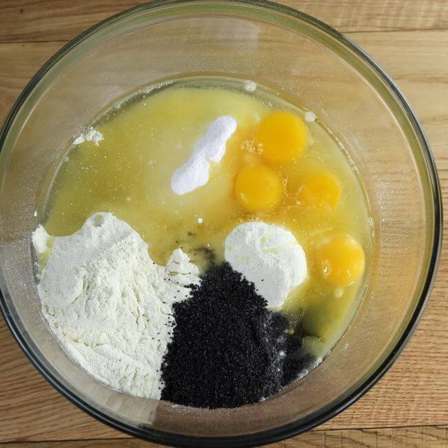 Eggs, oil, cake mix, pudding mix, and water in a big bowl.