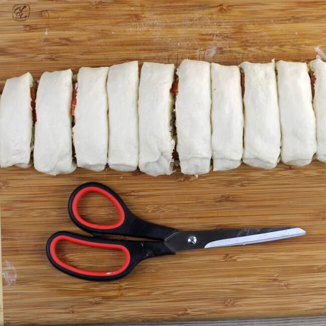 The roll is cut into slices. 